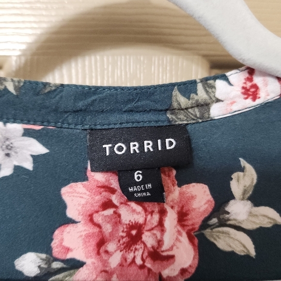 TORRID Emma Babydoll Challis Button-Front TUNIC - Good used condition - Sz 6 - Picture 6 of 7